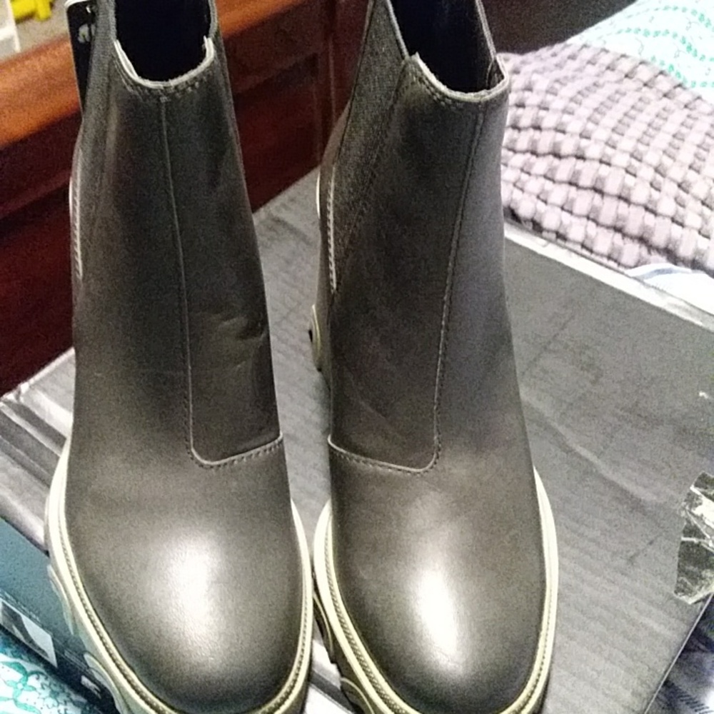 NWT Sorel Chelsea sage boots